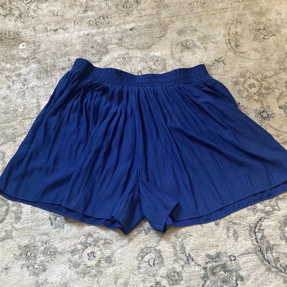 BCBG “sheena” shorts - Picture 1 of 3